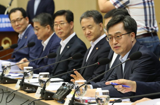 김동연 경제부총리 겸 기획재정부 장관이 8일 세종컨벤션센터에서 열린 '지역과 함께하는 혁신성장회의'에서 발언하고 있다.   세종=연합뉴스